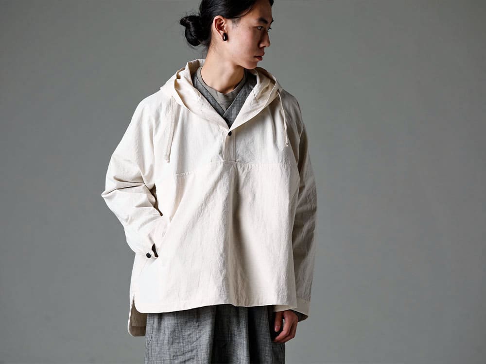 O project - オープロジェクト シーズン 軽さ、透湿性、肌あたりの３要素を兼ね備えた天然素材  - 画像の詳細(スタイリング全体の詳細) フーディー プルオーバー ジャケット キナリ ファイン キャンバス - ジャンプスーツ グレイ スミ シャンブレー - レプリカ ロートップ スニーカー 2-001