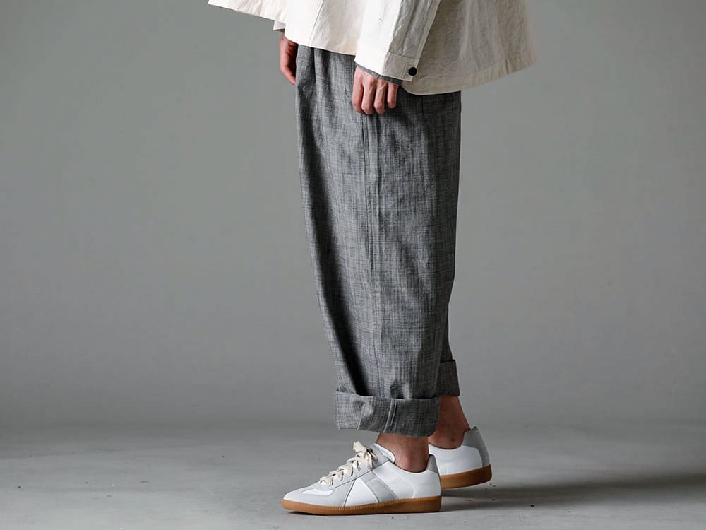 O project - オープロジェクト シーズン 画像の詳細(スタイリング全体の詳細) 春夏の足元を軽快かつラグジュアリーな足元を作るMaison Margielaのスニーカー フーディー プルオーバー ジャケット キナリ ファイン キャンバス - ジャンプスーツ グレイ スミ シャンブレー - レプリカ ロートップ スニーカー 3-001