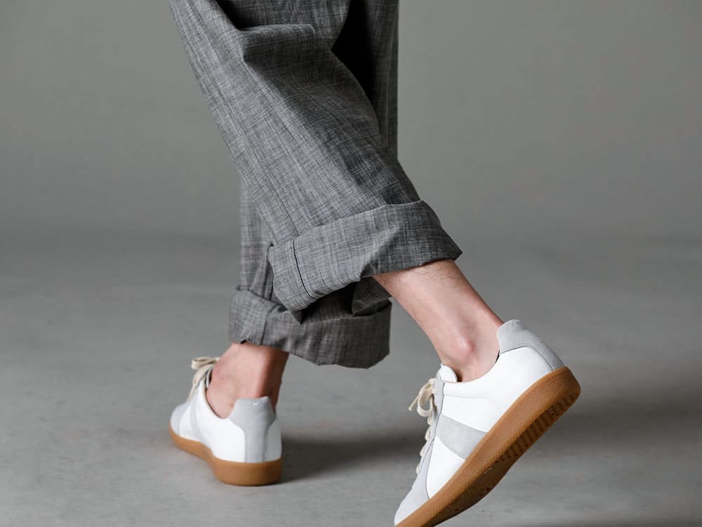 O project - オープロジェクト シーズン 春夏の足元を軽快かつラグジュアリーな足元を作るMaison Margielaのスニーカー - フーディー プルオーバー ジャケット キナリ ファイン キャンバス - ジャンプスーツ グレイ スミ シャンブレー - レプリカ ロートップ スニーカー 3-006