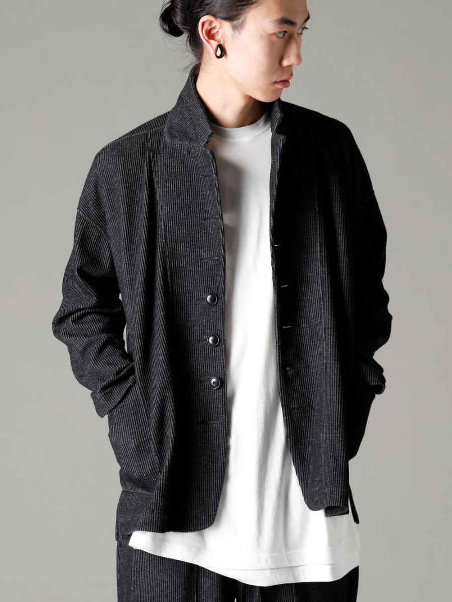 The Viridi-anne 23SS A jacket that can change its expression in various ways depending on how it is worn  - VI-3594-01 Striped Knit Blazer VI-3611-01-Off-White Double layered short sleeve T-shirt off white  2-001