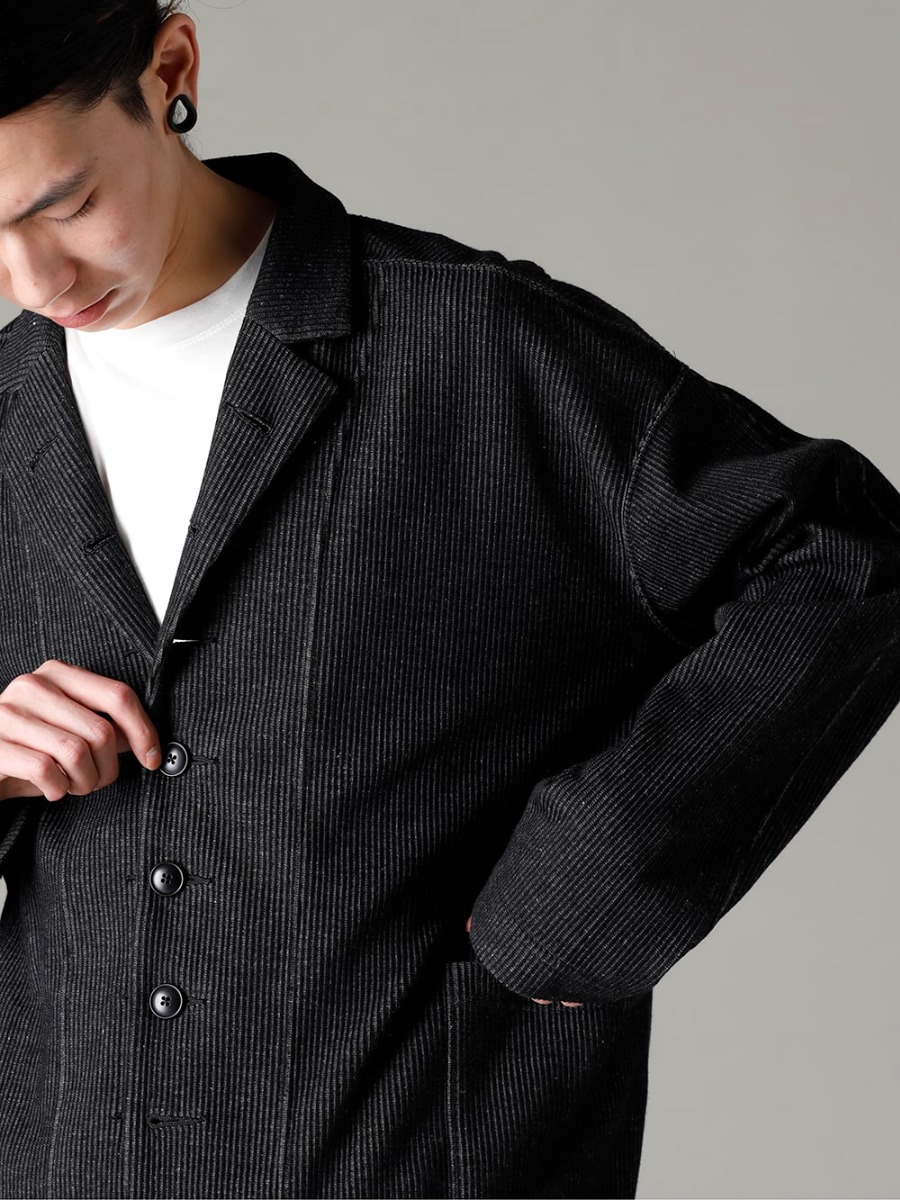 The Viridi-anne 23SS A jacket that can change its expression in various ways depending on how it is worn  - VI-3594-01 Striped Knit Blazer VI-3611-01-Off-White Double layered short sleeve T-shirt off white  2-003