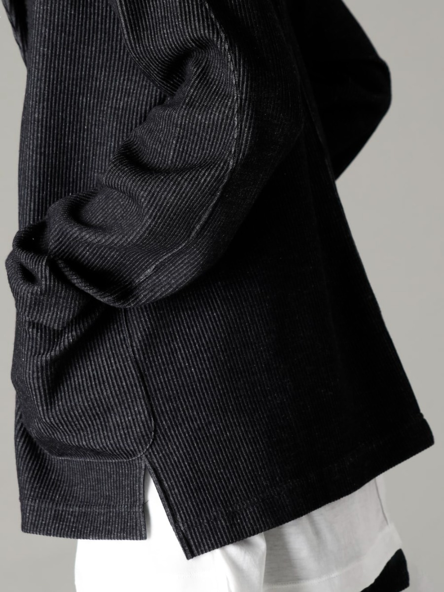 The Viridi-anne 23SS A jacket that can change its expression in various ways depending on how it is worn  - VI-3594-01 Striped Knit Blazer VI-3611-01-Off-White Double layered short sleeve T-shirt off white  2-006