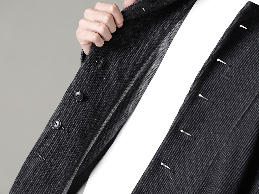 The Viridi-anne 23SS A jacket that can change its expression in various ways depending on how it is worn  - VI-3594-01 Striped Knit Blazer VI-3611-01-Off-White Double layered short sleeve T-shirt off white  2-009