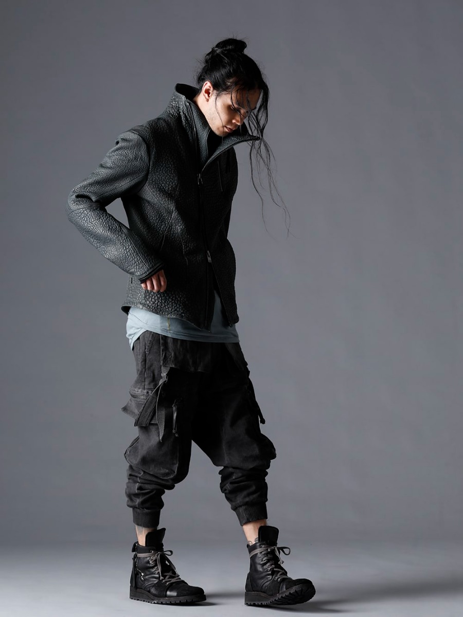 D.HYGEN 23SS スタイリング Shrink Sheep High Neck Leather Jacket - ST105-0123S-Stream-Black Shrink Sheep High Neck Leather Jacket Stream Black ST107-0723S-Charcoal Untwisted Fleece-Lined Drop Crotch Cargo Wide Jog Pants Charcoal ST109-0122A-Black Horse Leather Lace Up Sneaker Boots Black 1-003
