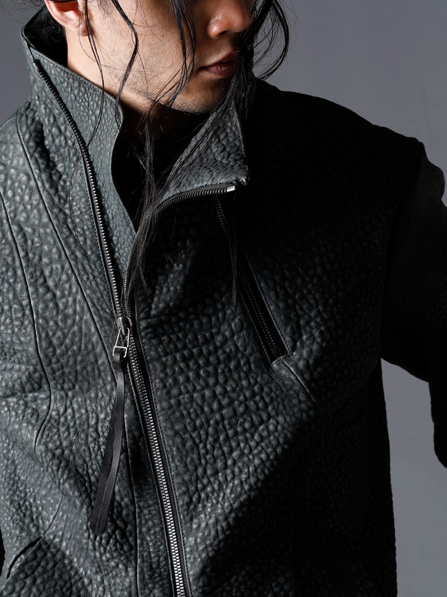 D.HYGEN 23SS 創作哲学を象徴するデザインが個性を演出  - ST105-0123S-Stream-Black Shrink Sheep High Neck Leather Jacket Stream Black 2-003