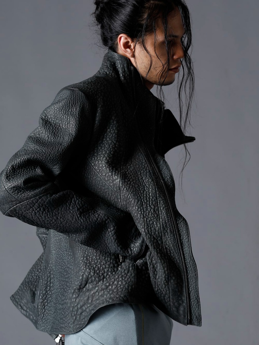 D.HYGEN 23SS 創作哲学を象徴するデザインが個性を演出  - ST105-0123S-Stream-Black Shrink Sheep High Neck Leather Jacket Stream Black 2-004