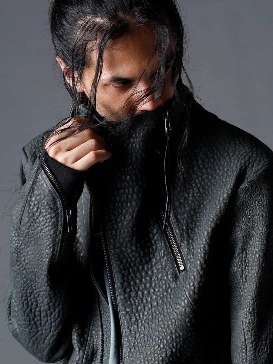 D.HYGEN 23SS 創作哲学を象徴するデザインが個性を演出  - ST105-0123S-Stream-Black Shrink Sheep High Neck Leather Jacket Stream Black 2-006