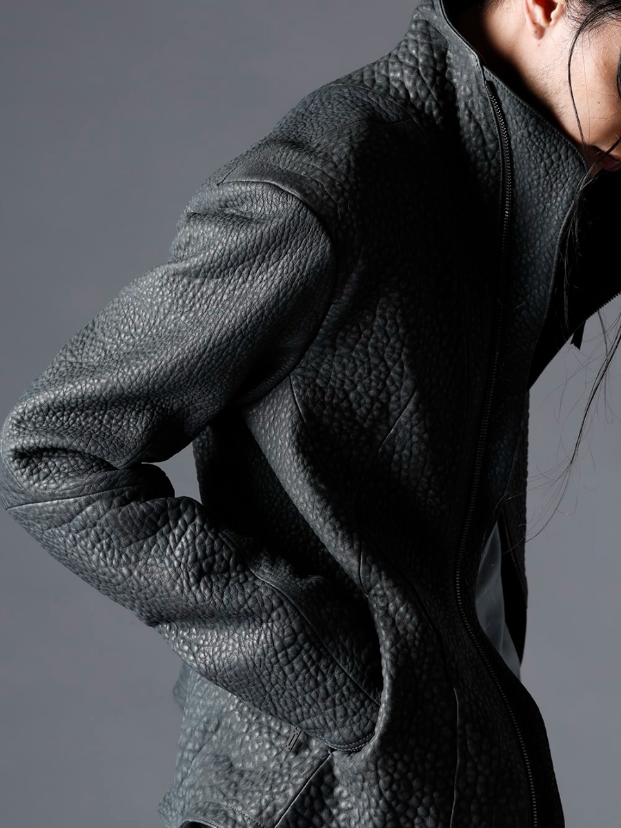 D.HYGEN 23SS 創作哲学を象徴するデザインが個性を演出  - ST105-0123S-Stream-Black Shrink Sheep High Neck Leather Jacket Stream Black 2-007