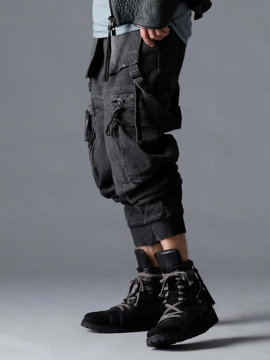 D.HYGEN 23SS D.HYGENのスタイルの柱の一つであるカーゴジョグ -  ST107-0723S-Charcoal Untwisted Fleece-Lined Drop Crotch Cargo Wide Jog Pants Charcoal ST109-0122A-Black Horse Leather Lace Up Sneaker Boots Black 3-002