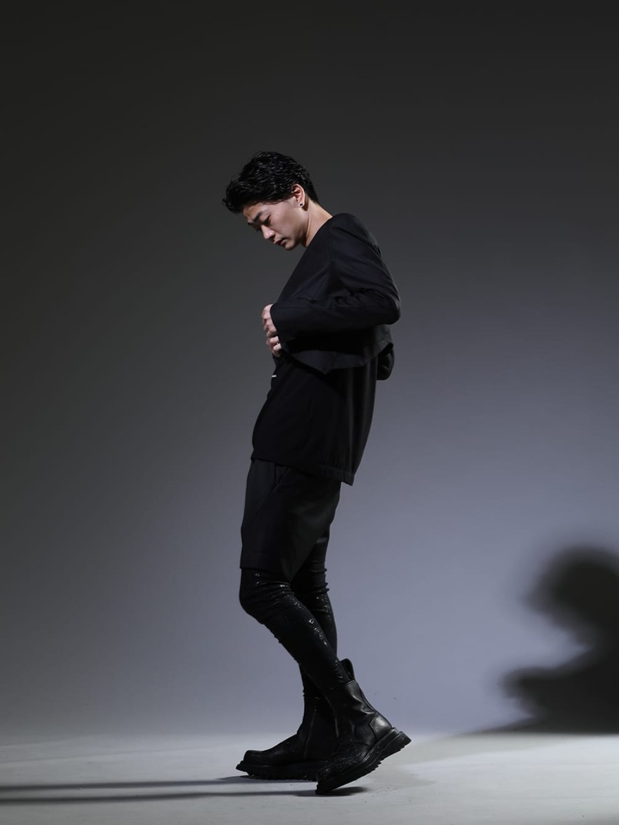 ユリウス / キリュウキリュウ 2023SS - ブランド独自のパターンで製作したショートジャケット - 817JAM2(ウール/ポリエステル ギャバ ショートジャケット) 817CPM2(コットン/モダール ジャージ プリント ショートスリーブTシャツ) 817PAM8(ウール/ポリエステル ギャバジン ショーツ) KO-HLG09-059(ホイルスムース レギンス) 807FWM2-P(カウスキン ペイント サイドジップブーツ) - 1-002