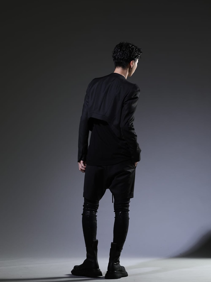 ユリウス / キリュウキリュウ 2023SS - ブランド独自のパターンで製作したショートジャケット - 817JAM2(ウール/ポリエステル ギャバ ショートジャケット) 817CPM2(コットン/モダール ジャージ プリント ショートスリーブTシャツ) 817PAM8(ウール/ポリエステル ギャバジン ショーツ) KO-HLG09-059(ホイルスムース レギンス) 807FWM2-P(カウスキン ペイント サイドジップブーツ) - 1-003