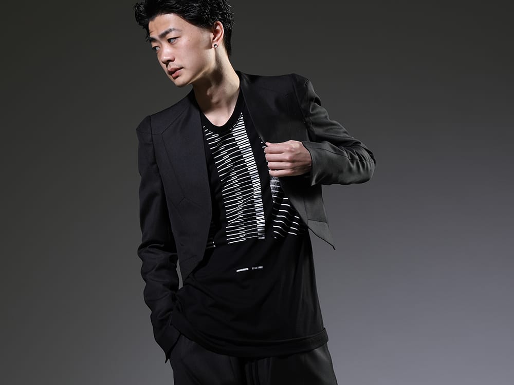 ユリウス 2023SS - ブランド独自のパターンで製作したショートジャケット - 817JAM2(ウール/ポリエステル ギャバ ショートジャケット) 817CPM2(コットン/モダール ジャージ プリント ショートスリーブTシャツ) - 2-001