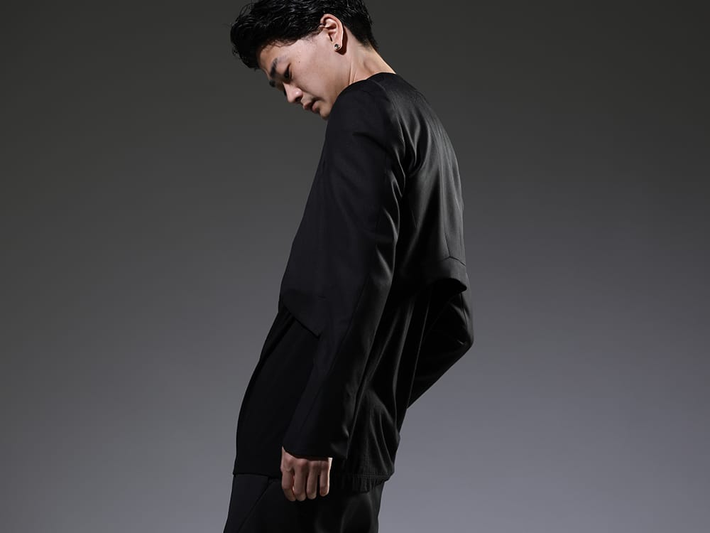 ユリウス 2023SS - ブランド独自のパターンで製作したショートジャケット - 817JAM2(ウール/ポリエステル ギャバ ショートジャケット) 817CPM2(コットン/モダール ジャージ プリント ショートスリーブTシャツ) - 2-002