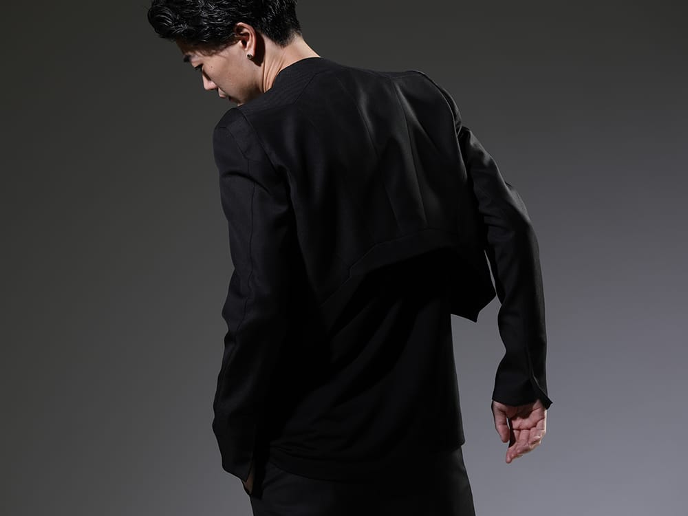 ユリウス 2023SS - ブランド独自のパターンで製作したショートジャケット - 817JAM2(ウール/ポリエステル ギャバ ショートジャケット) 817CPM2(コットン/モダール ジャージ プリント ショートスリーブTシャツ) - 2-003