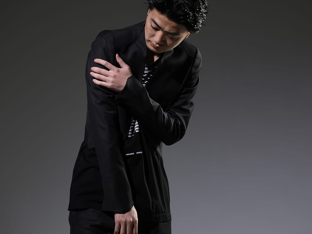 ユリウス 2023SS - ブランド独自のパターンで製作したショートジャケット - 817JAM2(ウール/ポリエステル ギャバ ショートジャケット) 817CPM2(コットン/モダール ジャージ プリント ショートスリーブTシャツ) - 2-004