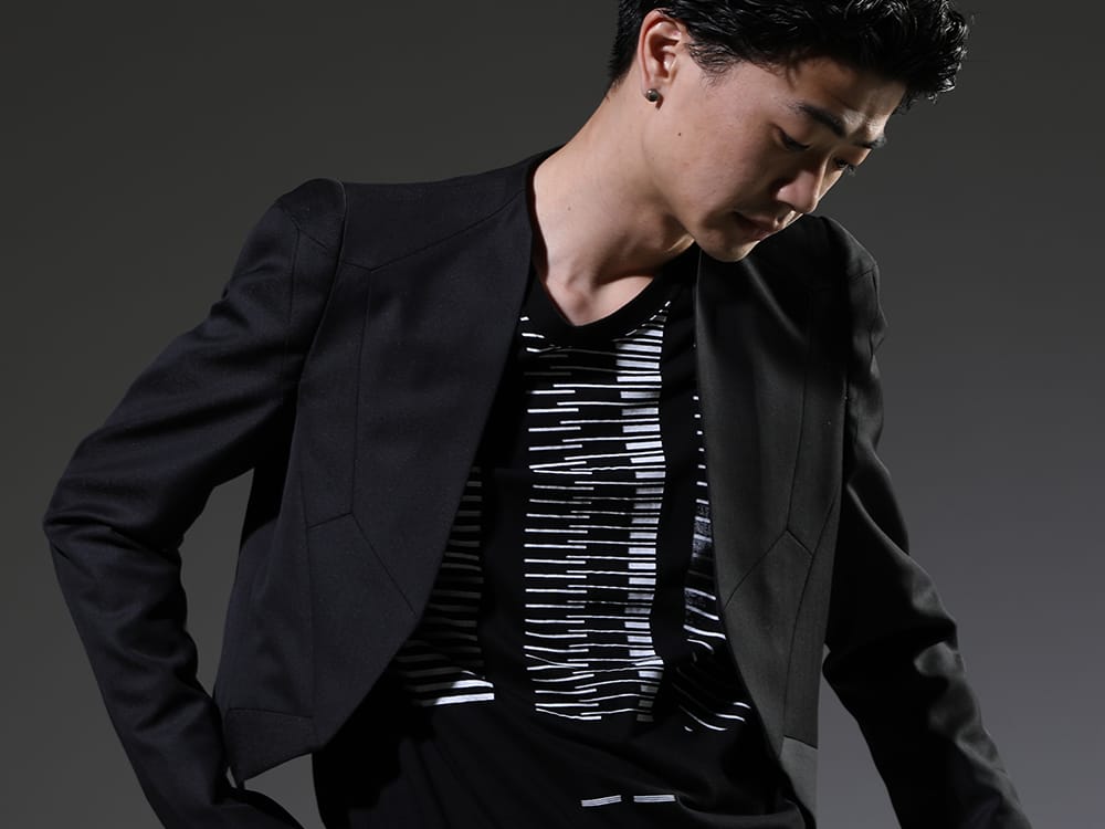 ユリウス 2023SS - ブランド独自のパターンで製作したショートジャケット - 817JAM2(ウール/ポリエステル ギャバ ショートジャケット) 817CPM2(コットン/モダール ジャージ プリント ショートスリーブTシャツ) - 2-005