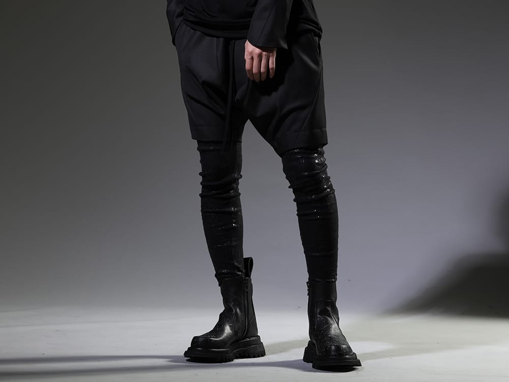 ユリウス / キリュウキリュウ 2023SS ジャケットと同じ素材で統一感のある上下で提案 - 817PAM8(ウール/ポリエステル ギャバジン ショーツ) KO-HLG09-059(ホイルスムース レギンス) 807FWM2-P(カウスキン ペイント サイドジップブーツ) - 3-001