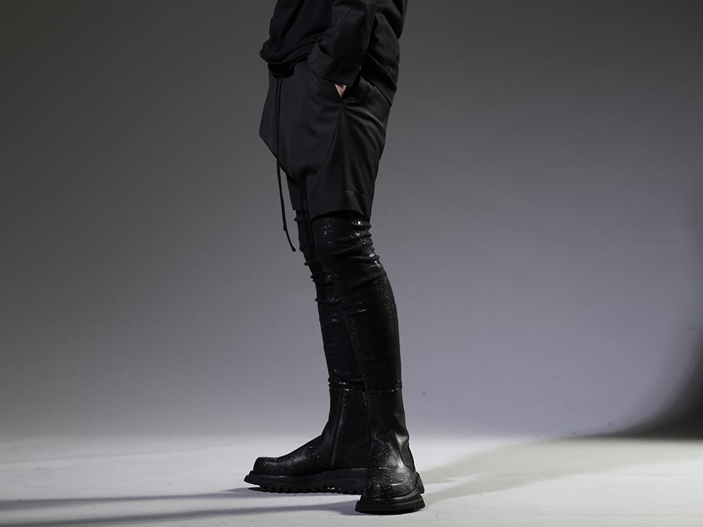 ユリウス / キリュウキリュウ 2023SS ジャケットと同じ素材で統一感のある上下で提案 - 817PAM8(ウール/ポリエステル ギャバジン ショーツ) KO-HLG09-059(ホイルスムース レギンス) 807FWM2-P(カウスキン ペイント サイドジップブーツ) - 3-002