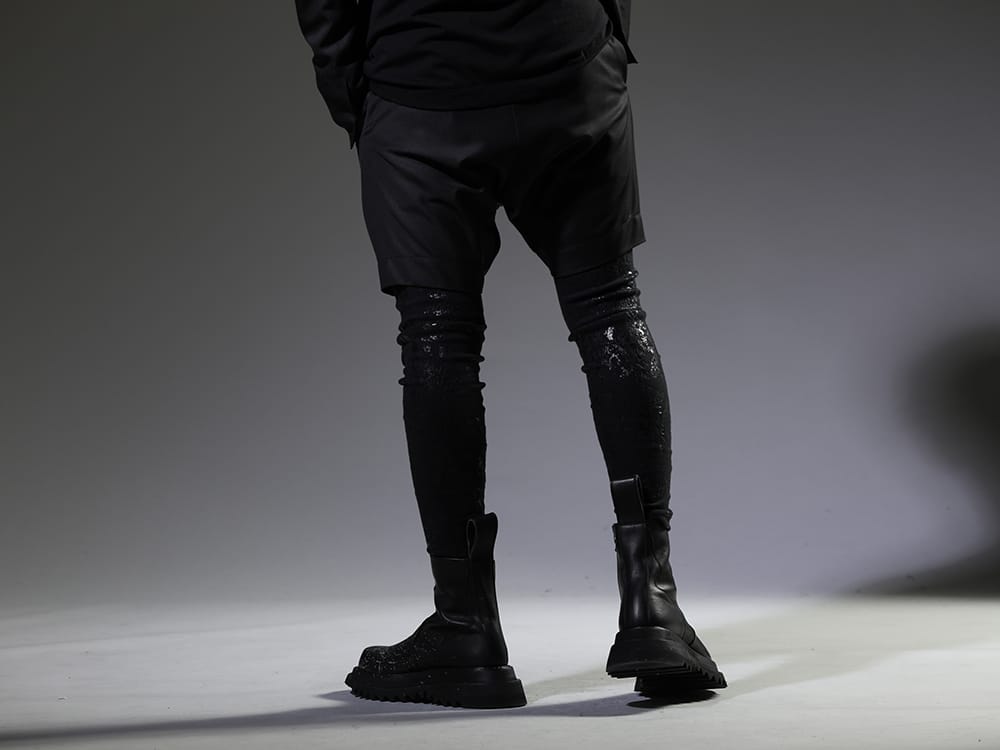 ユリウス / キリュウキリュウ 2023SS ジャケットと同じ素材で統一感のある上下で提案 - 817PAM8(ウール/ポリエステル ギャバジン ショーツ) KO-HLG09-059(ホイルスムース レギンス) 807FWM2-P(カウスキン ペイント サイドジップブーツ) - 3-003