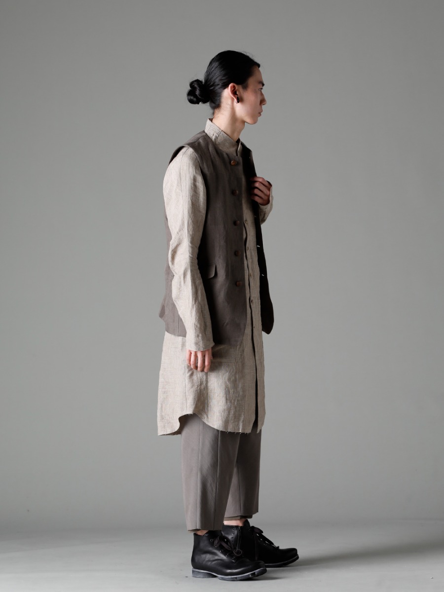 DEVOA 23SS styling styling of a long linen shirt, vest, and wide cropped pants in a blend of three different materials - SHN-RTHL-Dune long Shirt Ramie Dune VTK-LMCV vest Linen combination PTN-IRKL-Mud-Gray drop crotch cropped pants cotton/silk/viscose mad gray FW-CSHS leather boots GUIDI horse leather　 1-003