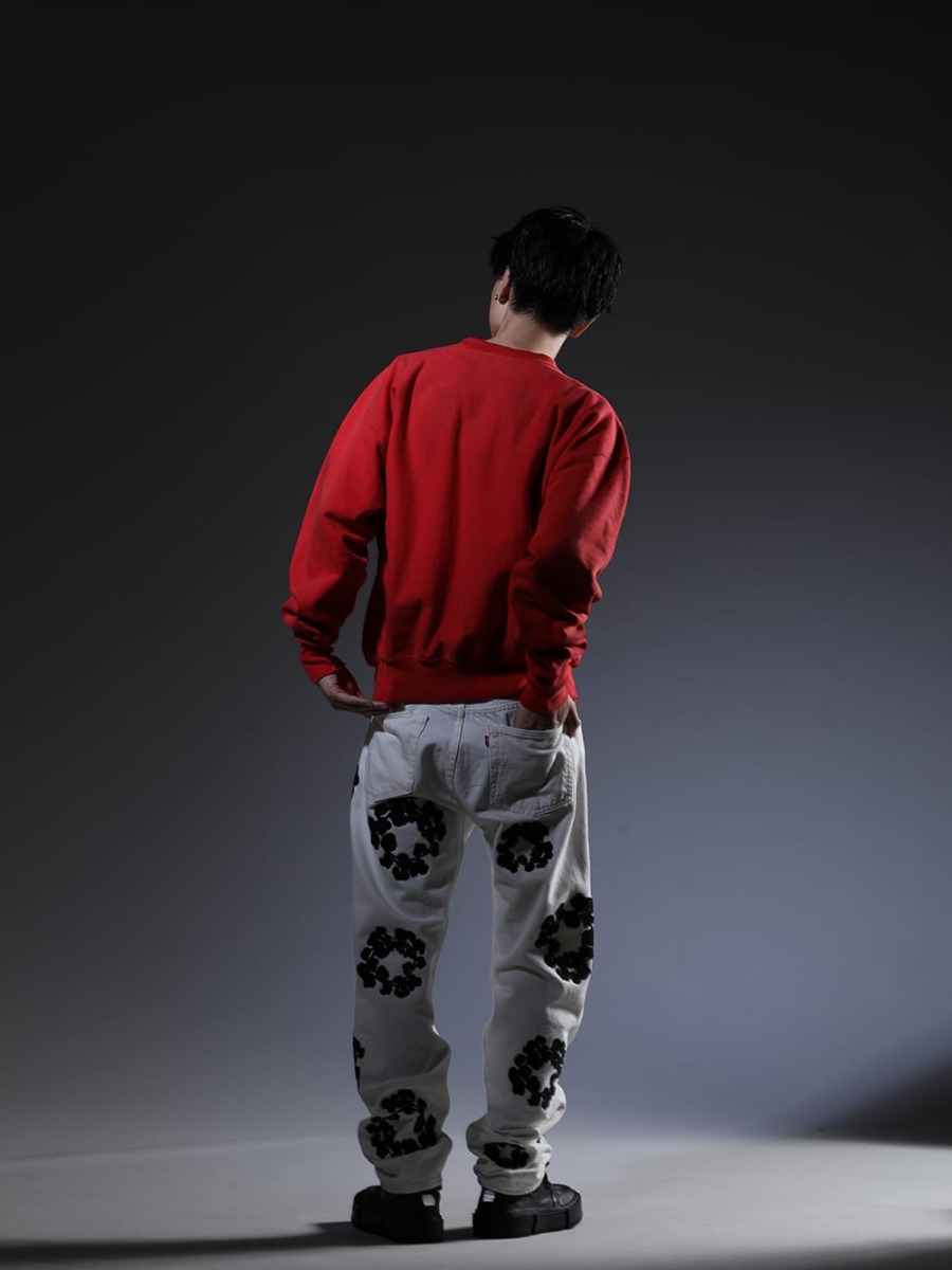 セントマイケル / デニムティアーズ / グイディ / ユリウス 2023SS - ライトカラーを軸に設定した春夏スタイリング - SM-S23-0000-044(UNKNOWN PWR スウェットシャツ) DT-S22-0000-012(COTTON WREATH チェーンステッチ ジーンズ ホワイト - 501-500-30) GJ02-BLKT(レースアップブーツ - ホースフルグレインレザー - GJ02) 807ACU1-Black(カウスキン/ナイロン タイプベルト ブラック) - 1-003