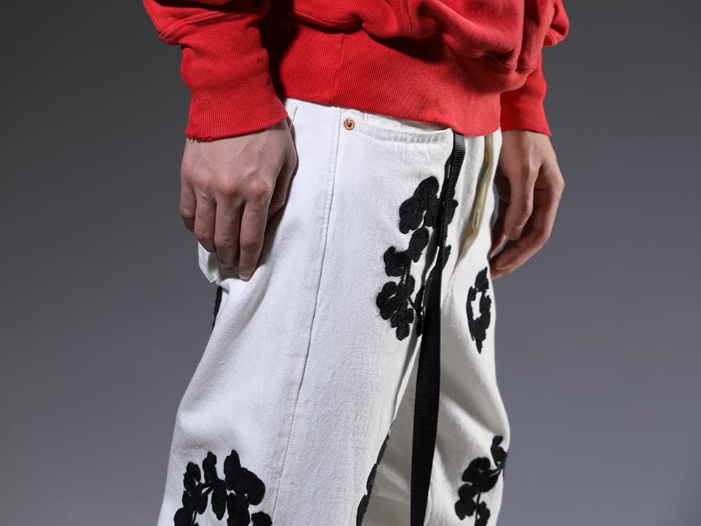 デニムティアーズ / ユリウス 2023SS - オリジナルのデザインを全体に落とし込んだ名作デニム - DT-S22-0000-012(COTTON WREATH チェーンステッチ ジーンズ ホワイト - 501-500-30) 807ACU1-Black(カウスキン/ナイロン タイプベルト ブラック) - 3-005