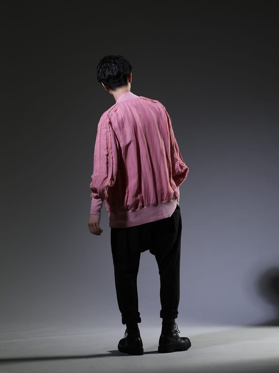 ヌード マサヒコマルヤマ / グイディ 2023SS - 鮮やかなピンクとベーシックに使えるブラックの２色展開のボンバージャケット。 - NU-1693-Pink(ガーメントダイ ボンバージャケット ピンク) NU-1677-OffWhite(スリーブレス バックプリント Tシャツ オフホワイト) NU-1689(ドロップクロッチ タックパンツ) 795V-Black-Horse(レースアップブーツ ラバーソール - ホースフルグレインレザー - 795V) - 1-003