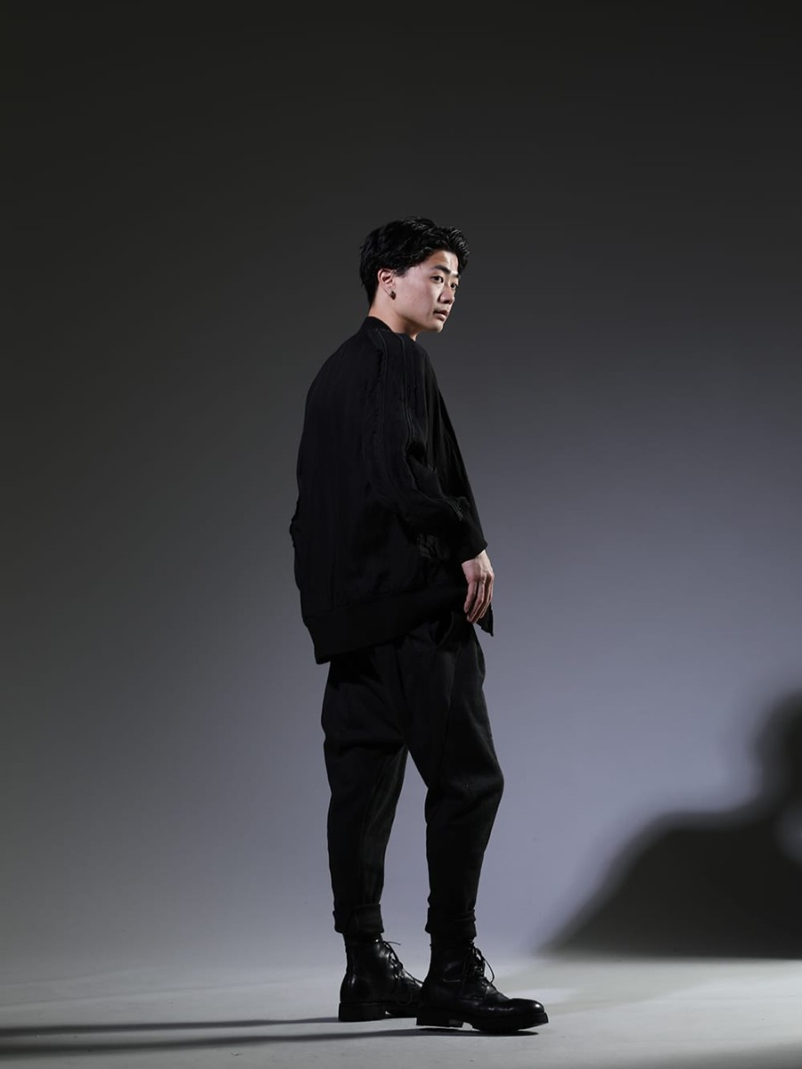 ヌード マサヒコマルヤマ / グイディ 2023SS - 鮮やかなピンクとベーシックに使えるブラックの２色展開のボンバージャケット。 - NU-1693-Black(ガーメントダイ ボンバージャケット ブラック) NU-1677(スリーブレス バックプリント Tシャツ ブラック) NU-1689(ドロップクロッチ タックパンツ) 795V-Black-Horse(レースアップブーツ ラバーソール - ホースフルグレインレザー - 795V) - 1-005