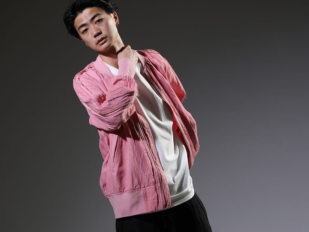 ヌード マサヒコマルヤマ 2023SS - ゆったりとしたシルエットが特徴的なボンバージャケット。 - NU-1693-Pink(ガーメントダイ ボンバージャケット ピンク) NU-1677-OffWhite(スリーブレス バックプリント Tシャツ オフホワイト) - 2-001
