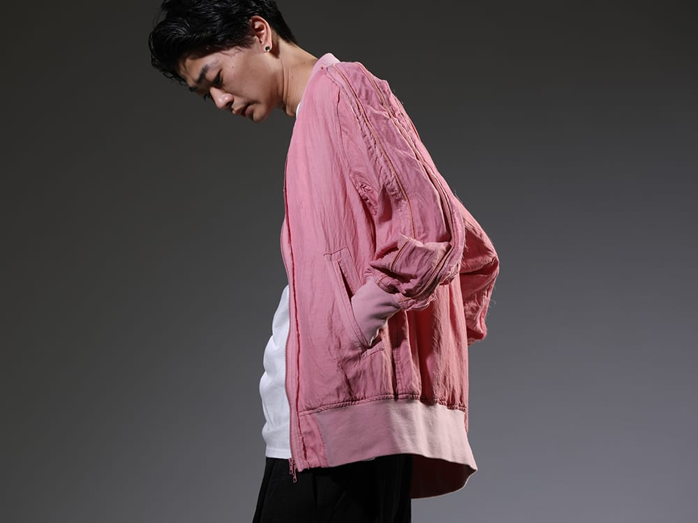 ヌード マサヒコマルヤマ 2023SS - ゆったりとしたシルエットが特徴的なボンバージャケット。 - NU-1693-Pink(ガーメントダイ ボンバージャケット ピンク) NU-1677-OffWhite(スリーブレス バックプリント Tシャツ オフホワイト) - 2-002