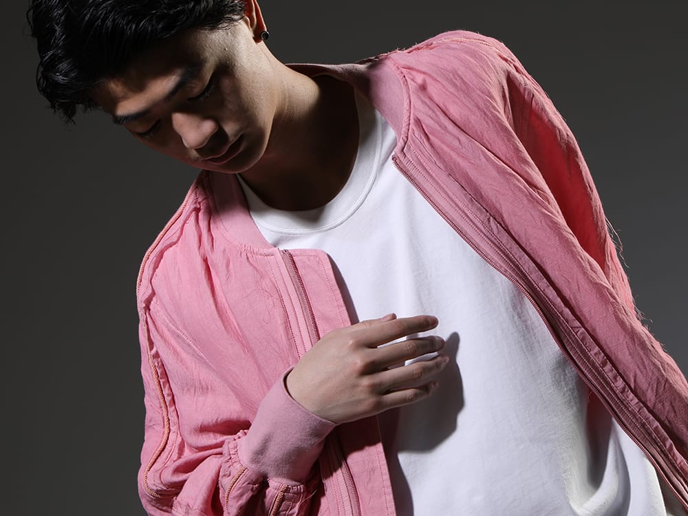 ヌード マサヒコマルヤマ 2023SS - ゆったりとしたシルエットが特徴的なボンバージャケット。 - NU-1693-Pink(ガーメントダイ ボンバージャケット ピンク) NU-1677-OffWhite(スリーブレス バックプリント Tシャツ オフホワイト) - 2-004