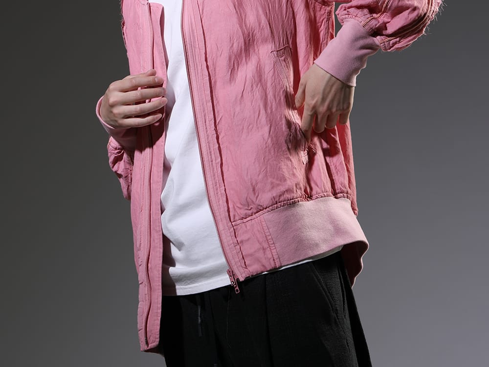 ヌード マサヒコマルヤマ 2023SS - ゆったりとしたシルエットが特徴的なボンバージャケット。 - NU-1693-Pink(ガーメントダイ ボンバージャケット ピンク) NU-1677-OffWhite(スリーブレス バックプリント Tシャツ オフホワイト) FC3-WS(Field Cover Hat) - 2-006