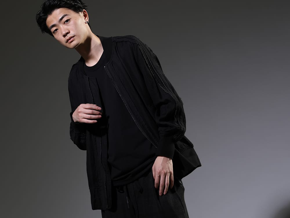 ヌード マサヒコマルヤマ 2023SS - ゆったりとしたシルエットが特徴的なボンバージャケット。 - NU-1693-Black(ガーメントダイ ボンバージャケット ブラック) NU-1677(スリーブレス バックプリント Tシャツ ブラック) - 2-009