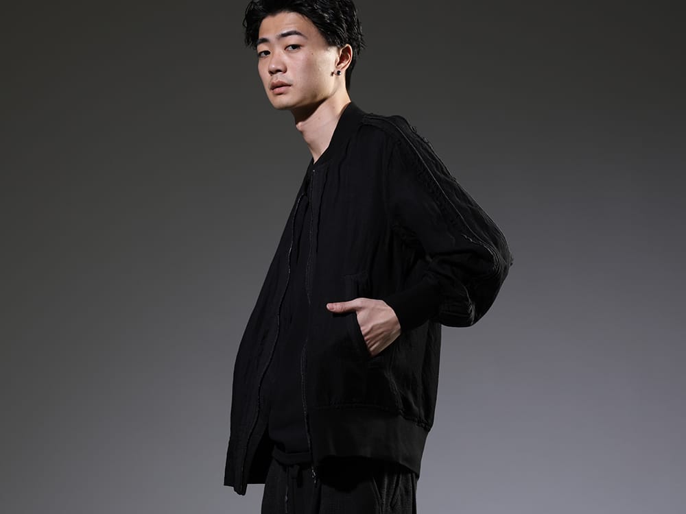ヌード マサヒコマルヤマ 2023SS - ゆったりとしたシルエットが特徴的なボンバージャケット。 - NU-1693-Black(ガーメントダイ ボンバージャケット ブラック) NU-1677(スリーブレス バックプリント Tシャツ ブラック) - 2-010