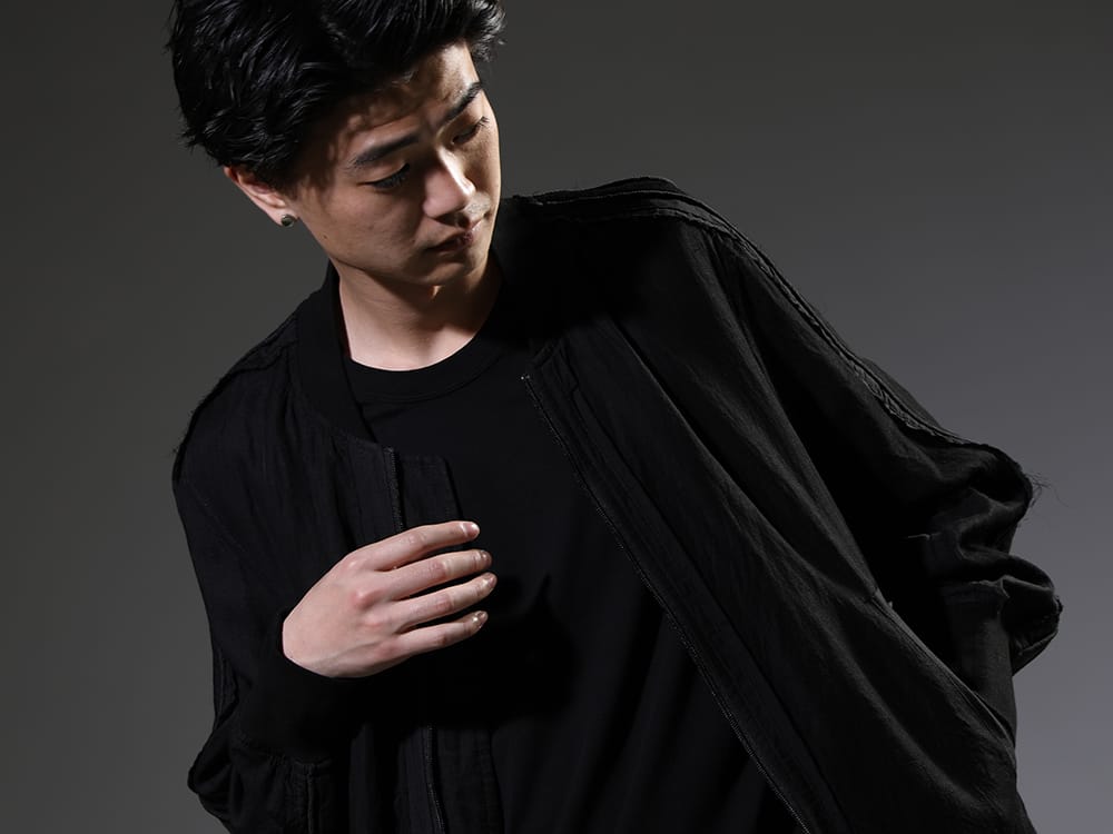 ヌード マサヒコマルヤマ 2023SS - ゆったりとしたシルエットが特徴的なボンバージャケット。 - NU-1693-Black(ガーメントダイ ボンバージャケット ブラック) NU-1677(スリーブレス バックプリント Tシャツ ブラック) - 2-012