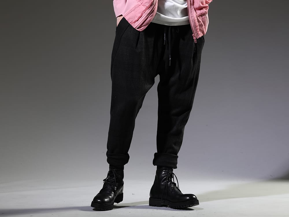 ヌード マサヒコマルヤマ / グイディ 2023SS シャドウチェックの柄が特徴的なnude:masahiko maruyamaのパンツ。 - NU-1689(ドロップクロッチ タックパンツ) 795V-Black-Horse(レースアップブーツ ラバーソール - ホースフルグレインレザー - 795V) - 3-001