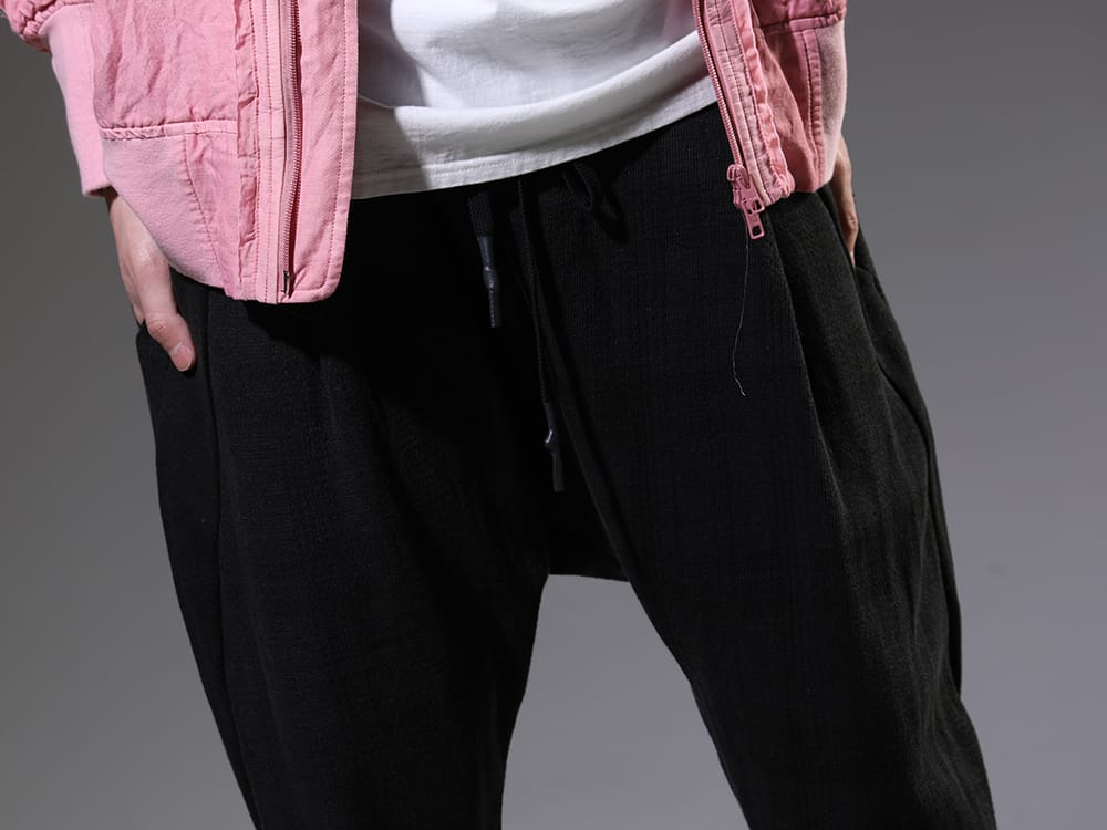 ヌード マサヒコマルヤマ 2023SS シャドウチェックの柄が特徴的なnude:masahiko maruyamaのパンツ。 - NU-1689(ドロップクロッチ タックパンツ) - 3-004