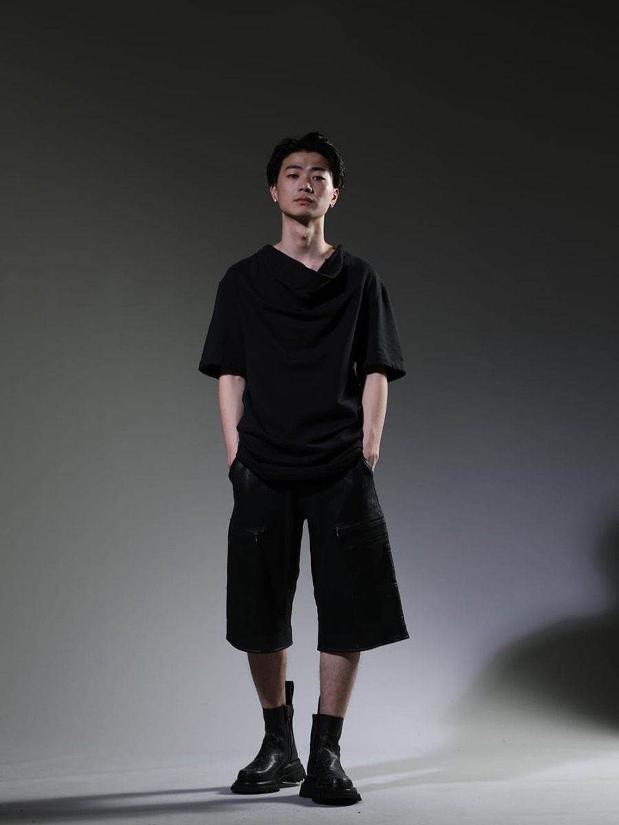 ユリウス 2023SS - しなやかな肌触りと程よい硬さのコットンスウェット生地 - 個性を表現する春夏コーディネート - 819CUM2-black(コットンスウェット ドレープネック ショートスリーブTシャツ ブラック) 819PAM9-C(コットンスウェット コーティング カーゴショーツ) 807FWM2-P(カウスキン ペイント サイドジップブーツ) - 1-001