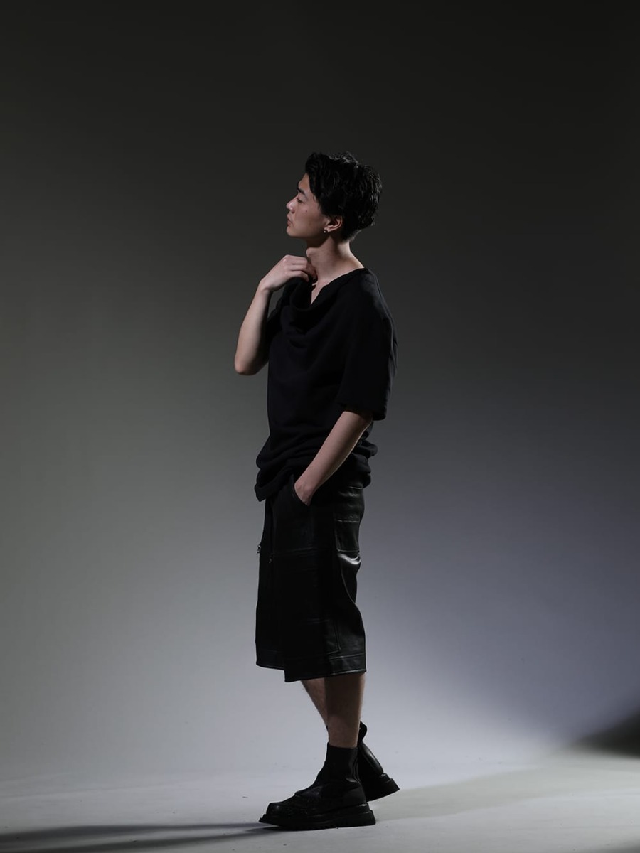 ユリウス 2023SS - 個性を表現する春夏コーディネート - 819CUM2-black(コットンスウェット ドレープネック ショートスリーブTシャツ ブラック) 819PAM9-C(コットンスウェット コーティング カーゴショーツ) 807FWM2-P(カウスキン ペイント サイドジップブーツ) - 1-002