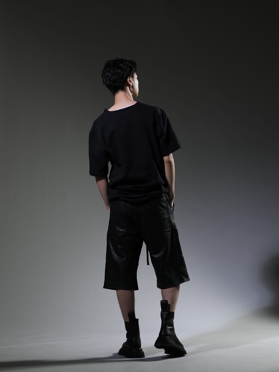 ユリウス 2023SS - 個性を表現する春夏コーディネート - 819CUM2-black(コットンスウェット ドレープネック ショートスリーブTシャツ ブラック) 819PAM9-C(コットンスウェット コーティング カーゴショーツ) 807FWM2-P(カウスキン ペイント サイドジップブーツ) - 1-003