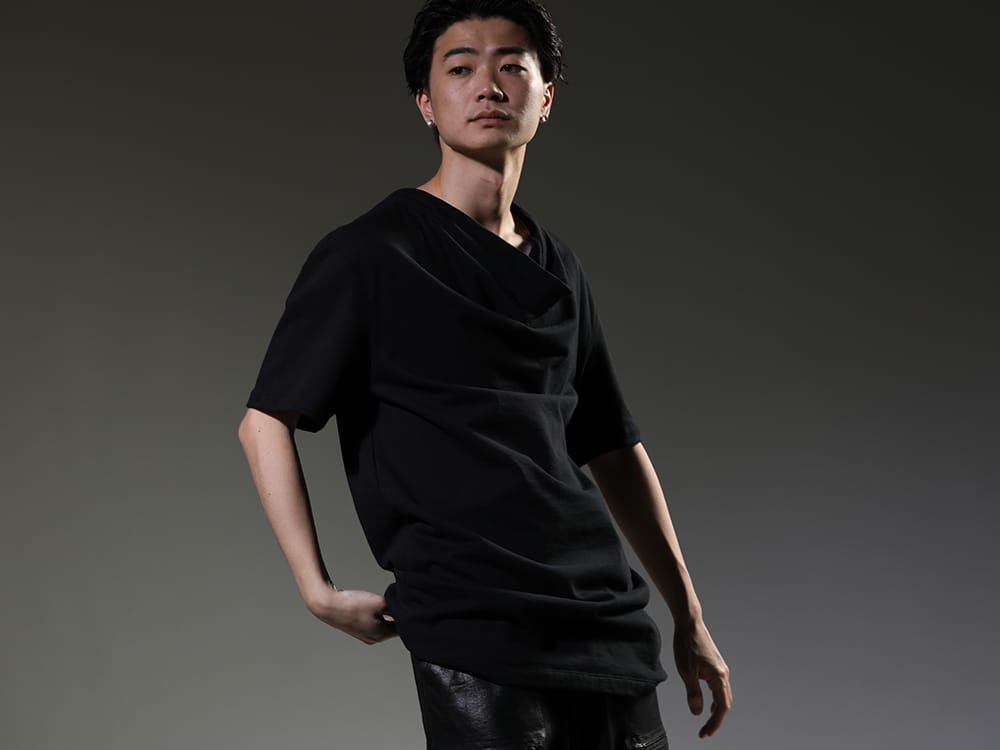ユリウス 2023SS - 洗練されたパターンメイクのカットソー - 819CUM2-black(コットンスウェット ドレープネック ショートスリーブTシャツ ブラック) - 2-001