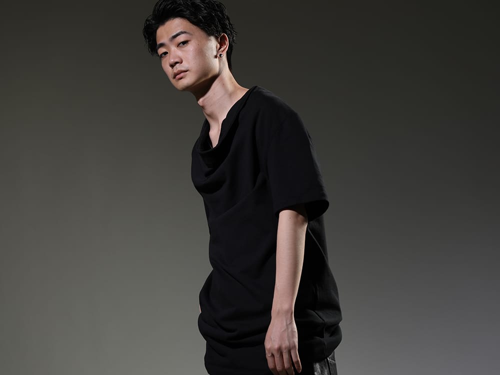 ユリウス 2023SS - 洗練されたパターンメイクのカットソー - 819CUM2-black(コットンスウェット ドレープネック ショートスリーブTシャツ ブラック) - 2-002