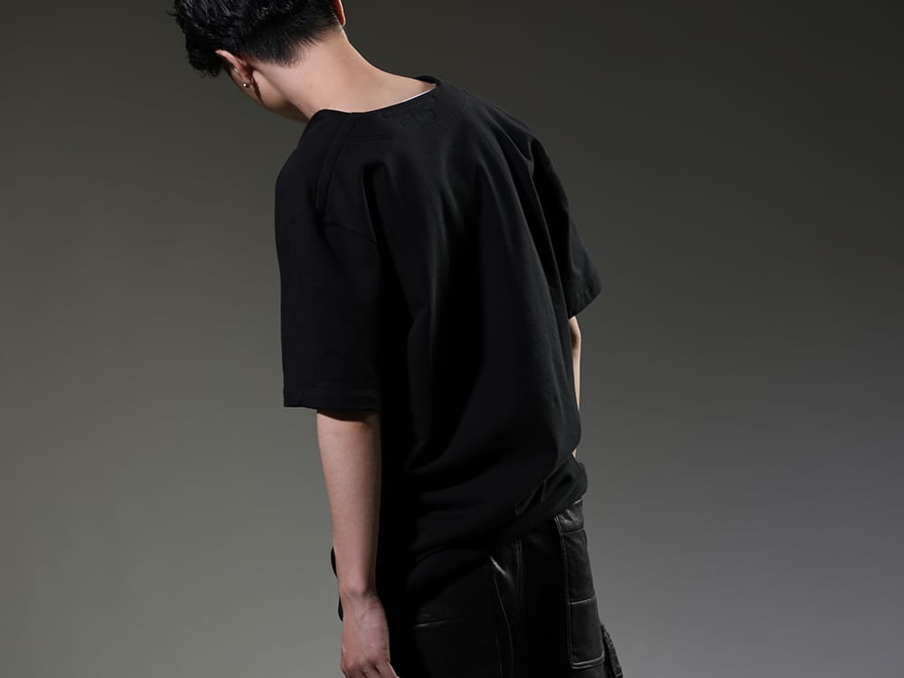 ユリウス 2023SS - 洗練されたパターンメイクのカットソー - 819CUM2-black(コットンスウェット ドレープネック ショートスリーブTシャツ ブラック) - 2-003