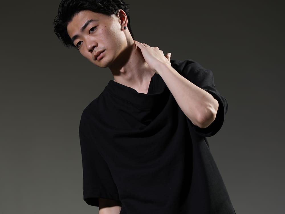 ユリウス 2023SS - 洗練されたパターンメイクのカットソー - 819CUM2-black(コットンスウェット ドレープネック ショートスリーブTシャツ ブラック) - 2-004