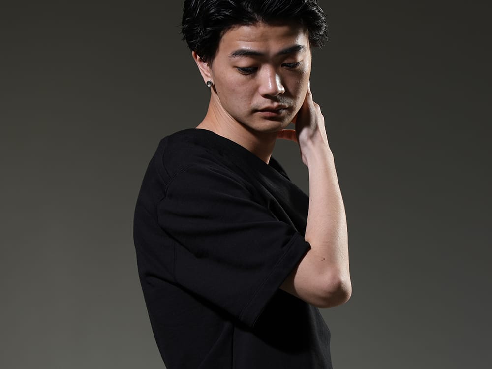 ユリウス 2023SS - 洗練されたパターンメイクのカットソー - 819CUM2-black(コットンスウェット ドレープネック ショートスリーブTシャツ ブラック) - 2-005