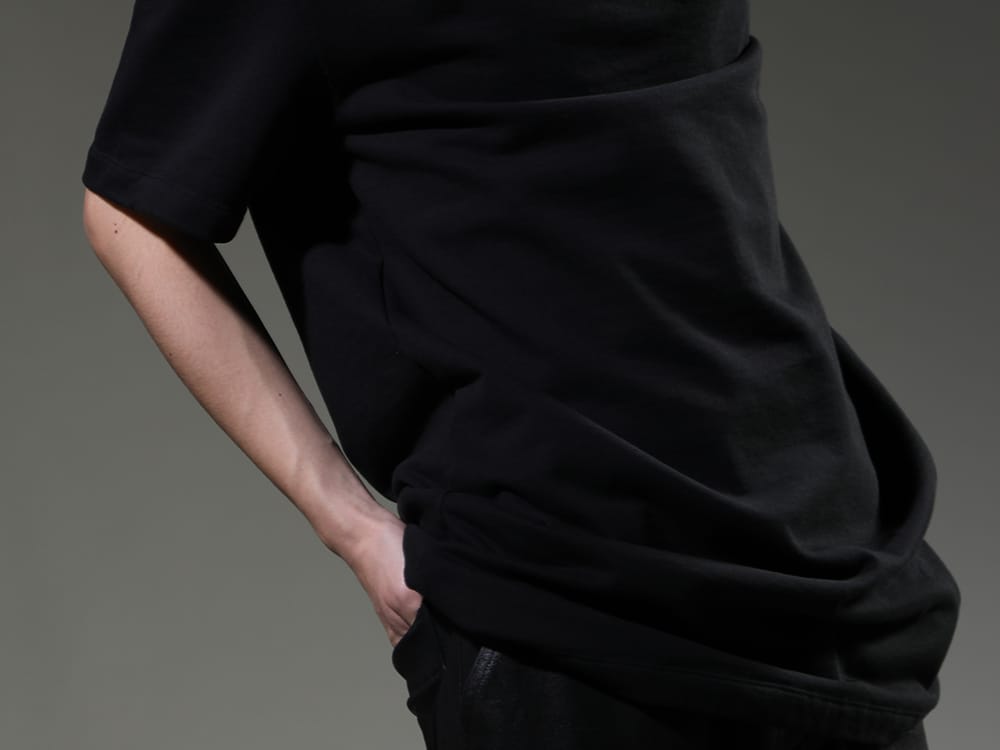 ユリウス 2023SS - 洗練されたパターンメイクのカットソー - 819CUM2-black(コットンスウェット ドレープネック ショートスリーブTシャツ ブラック) - 2-006