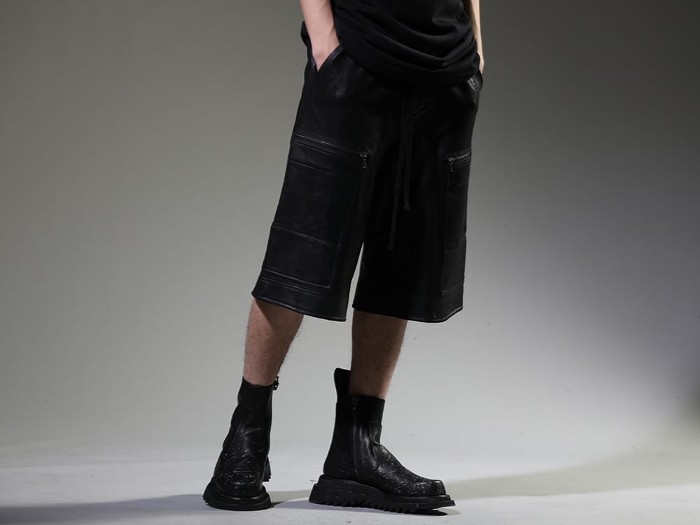 ユリウス 2023SS - 個性豊かなアイテムでユニークなコーディネートに - 819PAM9-C(コットンスウェット コーティング カーゴショーツ) 807FWM2-P(カウスキン ペイント サイドジップブーツ) - 3-001