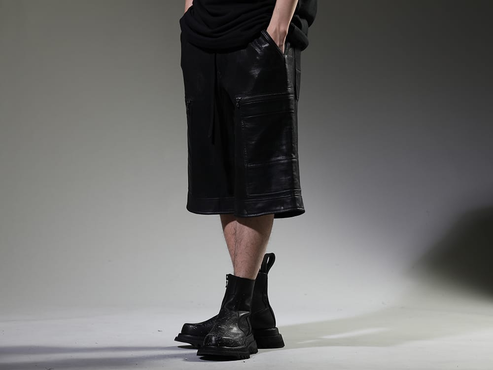 ユリウス 2023SS - 個性豊かなアイテムでユニークなコーディネートに - 819PAM9-C(コットンスウェット コーティング カーゴショーツ) 807FWM2-P(カウスキン ペイント サイドジップブーツ) - 3-002