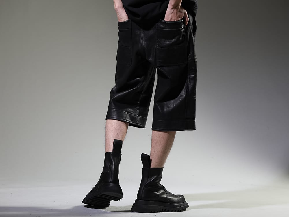 ユリウス 2023SS - 個性豊かなアイテムでユニークなコーディネートに - 819PAM9-C(コットンスウェット コーティング カーゴショーツ) 807FWM2-P(カウスキン ペイント サイドジップブーツ) - 3-003