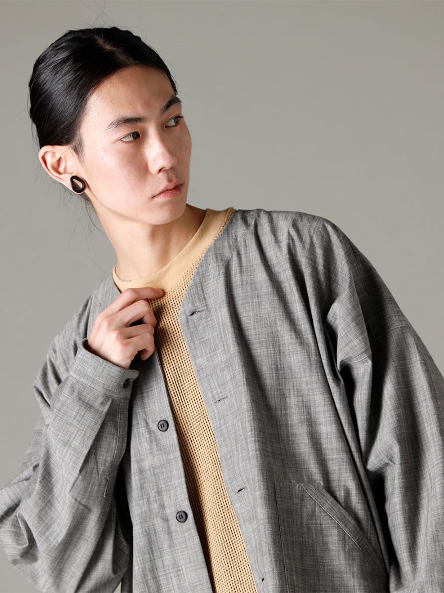 O project 23SS A layered spring/summer look with depth created by using ink-dyed chambray fabric and a mesh T-shirt.  - O15SRT2-GREY-SUMI Coverall Shirt Gray Smi Chambray O15TS1-mesh-YELLOW-BEIGE SS TEE Cotton mesh yellow beige 2-004